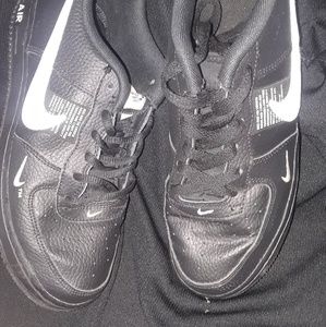 Boys Nike Lowtops size 7Y